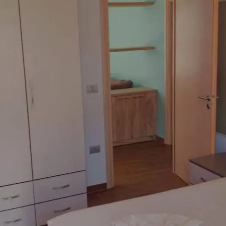 Grosszuegige In Zentraler Lage Mit Balkon * Sarande
