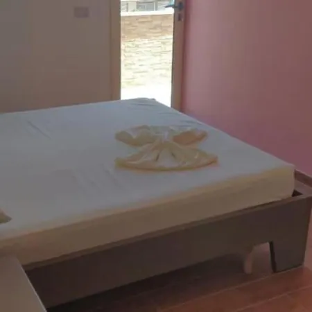 Grosszuegige In Zentraler Lage Mit Balkon Sarandë