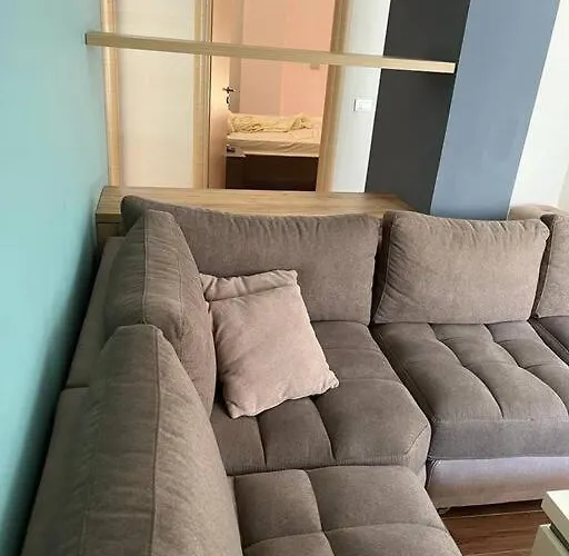Großzügige In Zentraler Lage Mit Balkon Sarandë
