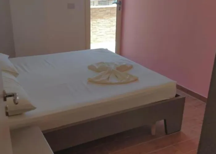 Großzügige In Zentraler Lage Mit Balkon Sarandë