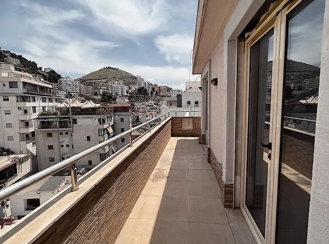 Großzügige In Zentraler Lage Mit Balkon Sarandë